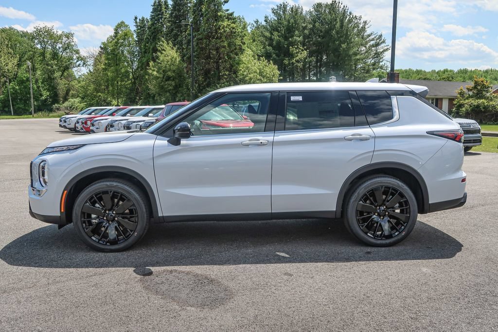 New 2026 Mitsubishi Outlander LE AWD/4WD image 2
