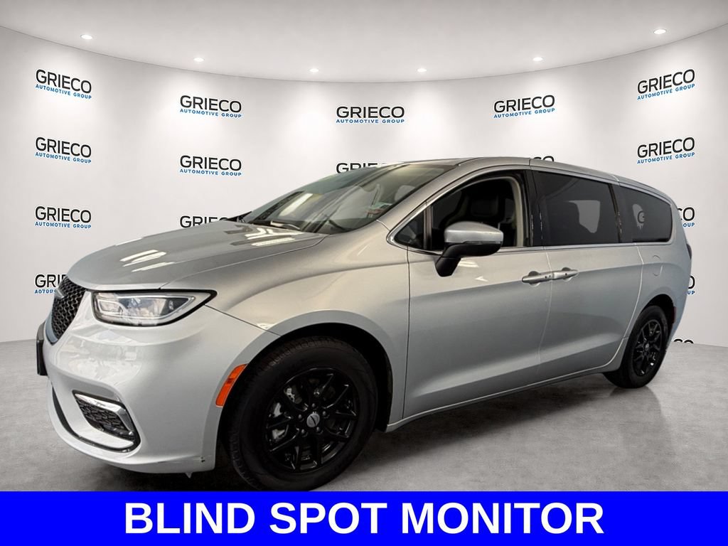 Used 2023 Chrysler Pacifica Touring-L FWD image 3