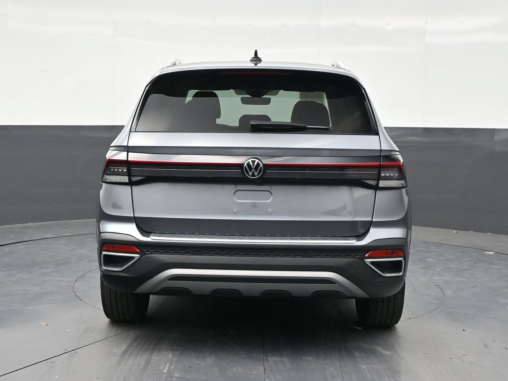 Used 2025 Volkswagen Taos SE FWD image 4