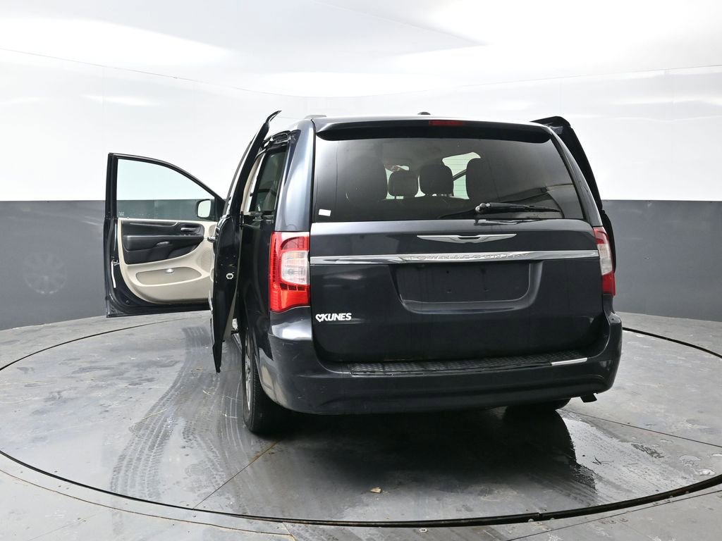 Used 2013 Chrysler Town & Country Touring image 56