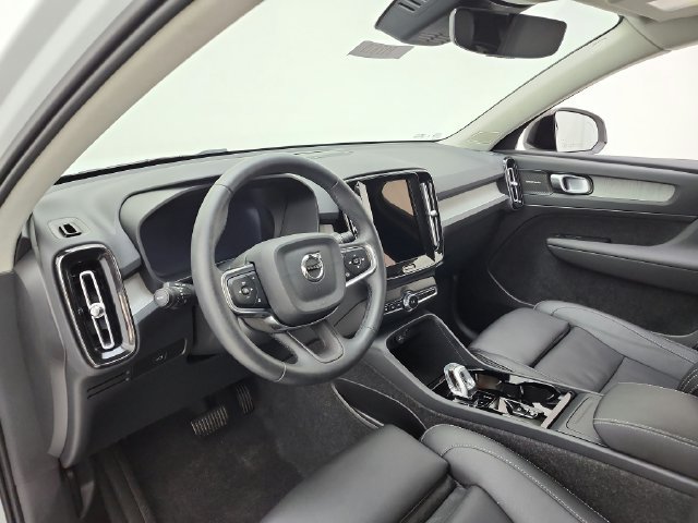 Certified 2025 Volvo XC40 B5 Ultra AWD/4WD image 28