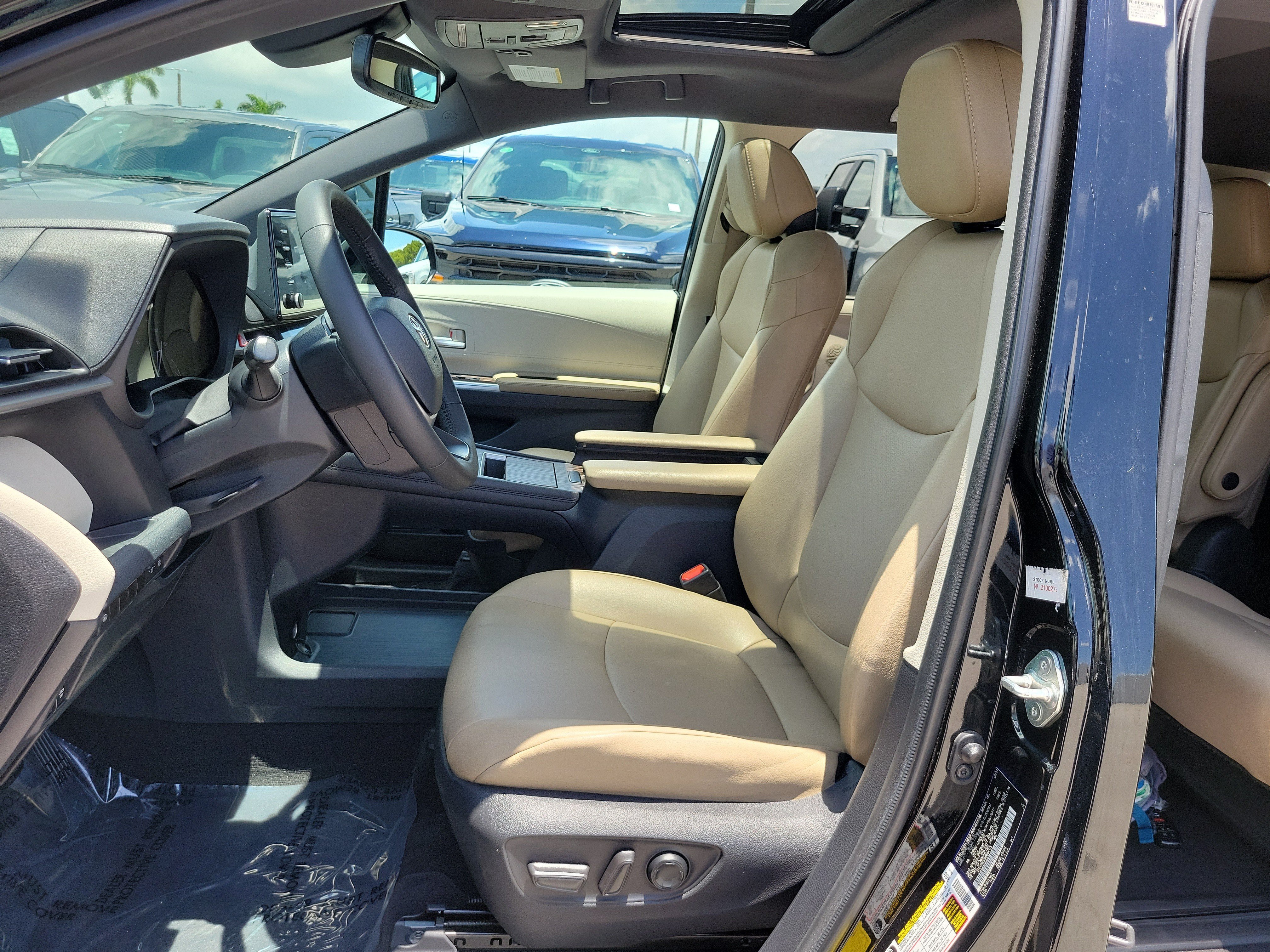 Used 2021 Toyota Sienna XLE FWD image 12