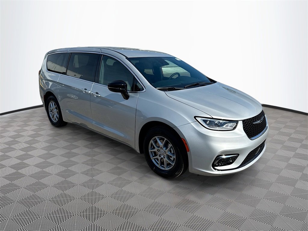 New 2026 Chrysler Pacifica Select image 3