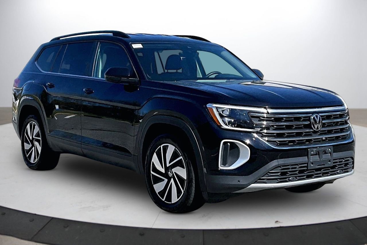 Used 2025 Volkswagen Atlas SE image 2
