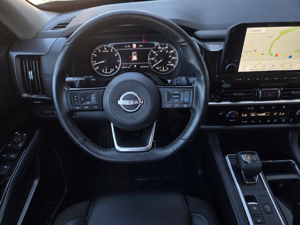 Used 2025 Nissan Pathfinder SL AWD/4WD image 16
