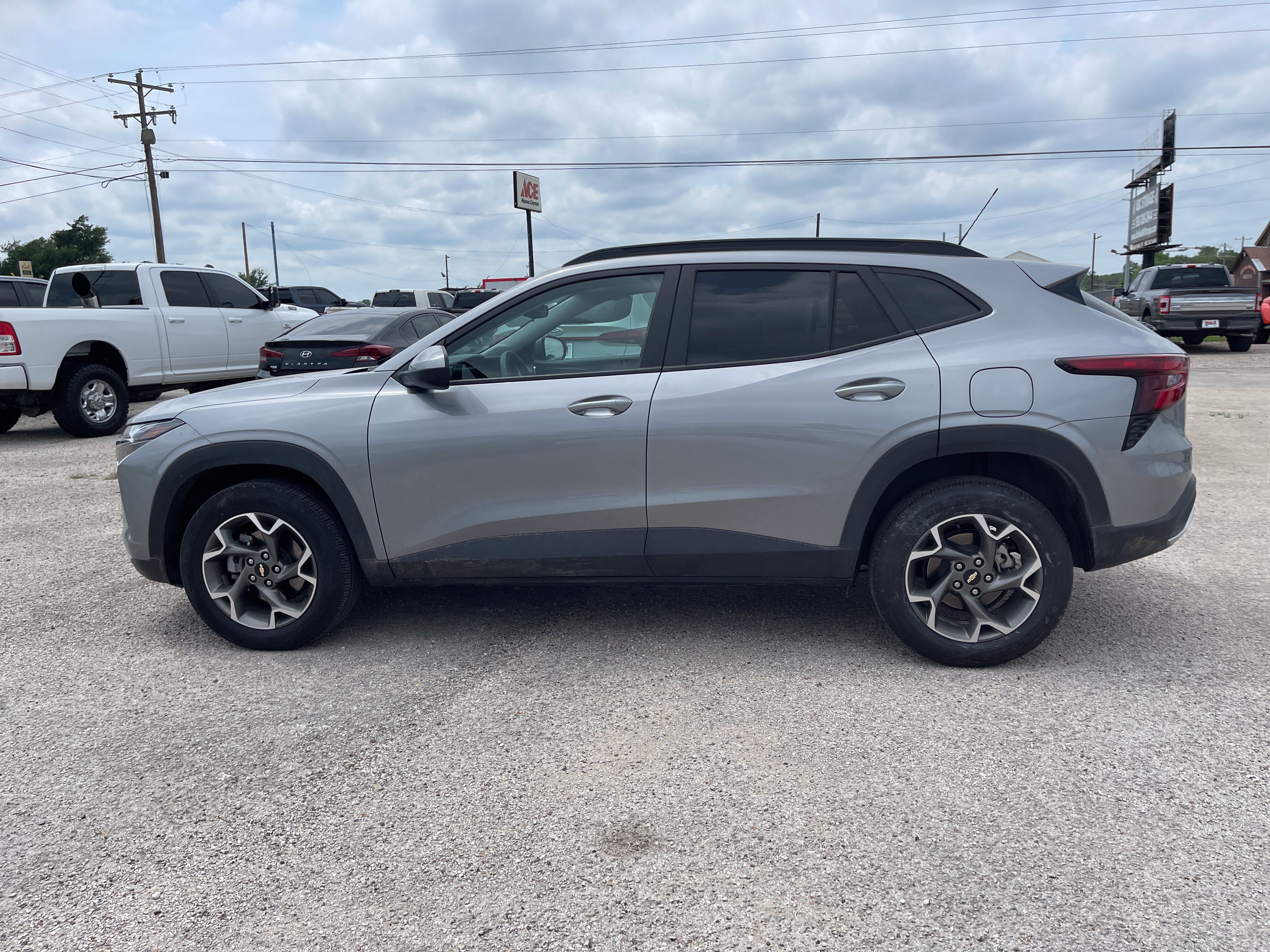 Used 2025 Chevrolet Trax LT FWD image 7