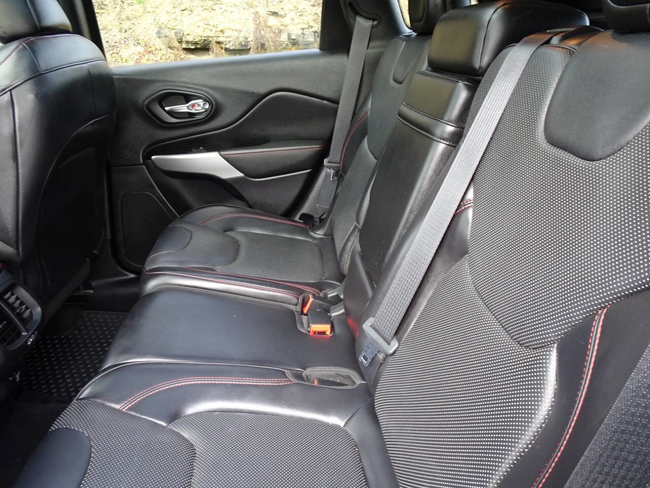 Used 2017 Jeep Cherokee Trailhawk image 19