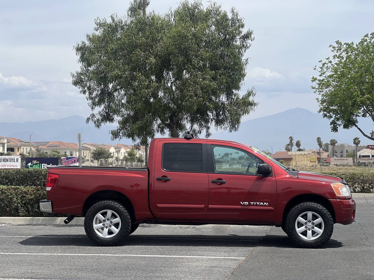 Used 2013 Nissan Titan SV w/ SV Value Truck Pkg AWD/4WD image 11
