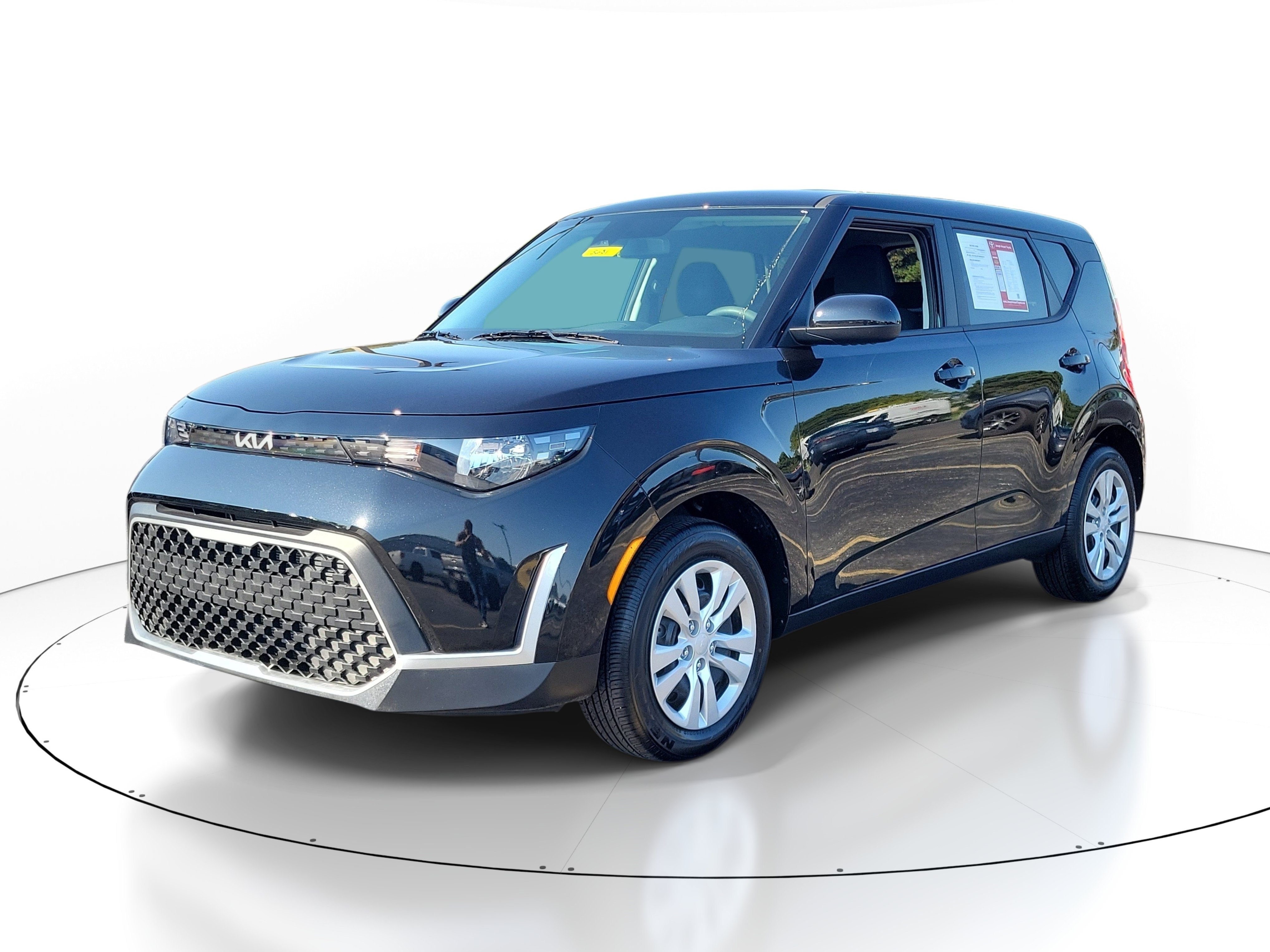 Used 2025 Kia Soul LX FWD image 2