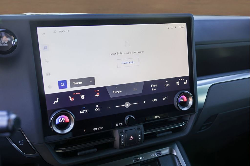 Used 2025 Lexus GX 550 w/ Accessory Package (2T) image 16