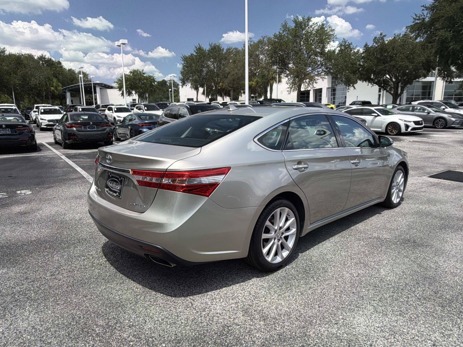 Used 2014 Toyota Avalon Limited FWD image 4