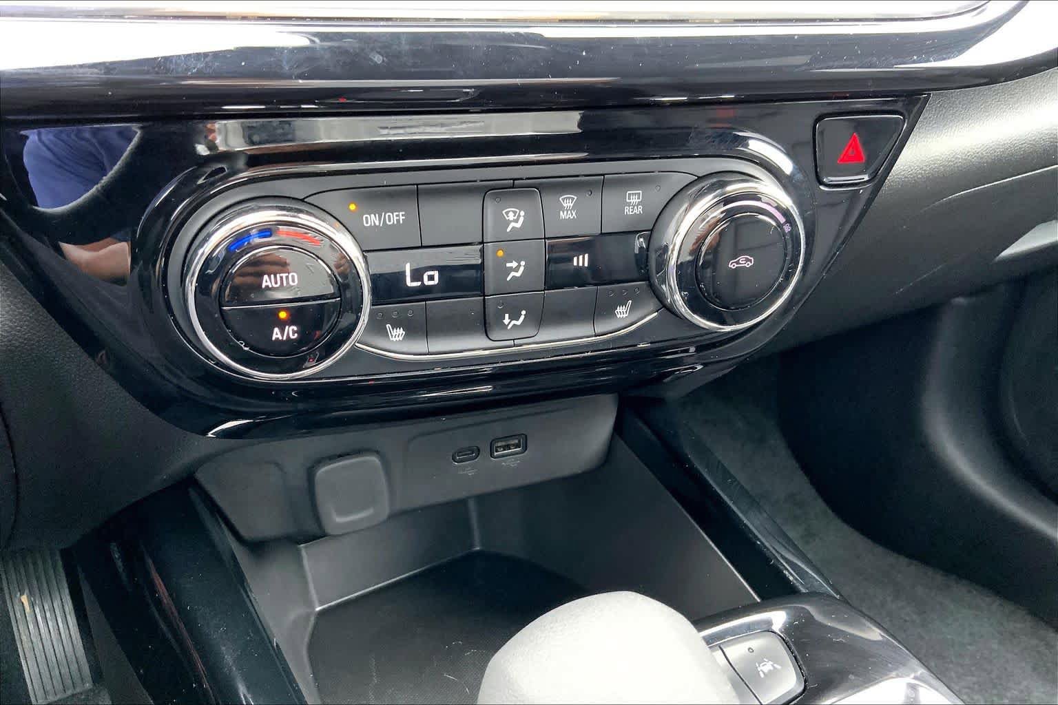 Used 2025 Chevrolet Trax RS FWD image 35