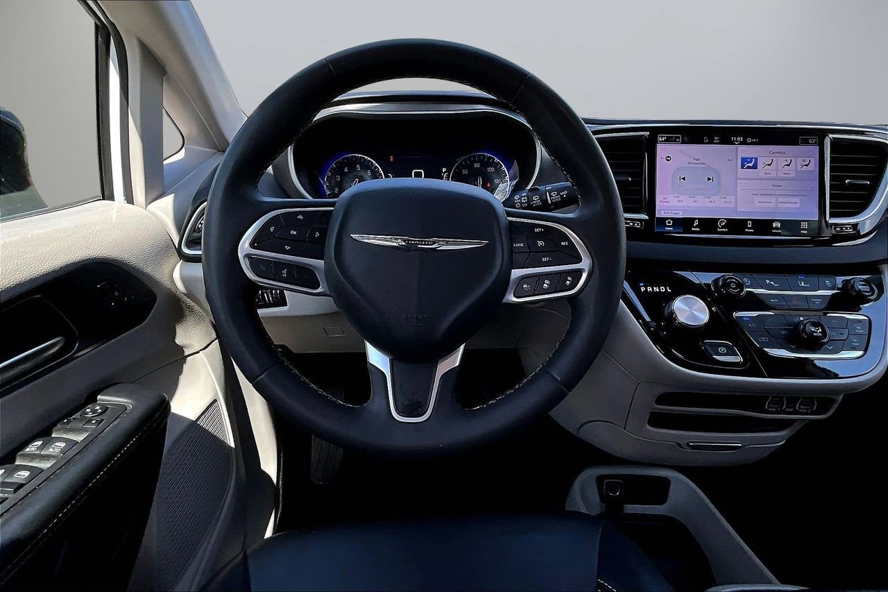 Certified 2024 Chrysler Pacifica Touring-L FWD image 11