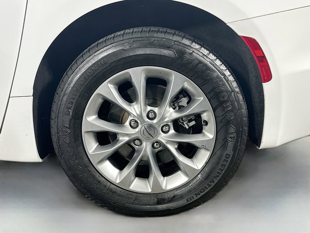 Used 2024 Chrysler Pacifica Touring-L AWD/4WD image 33