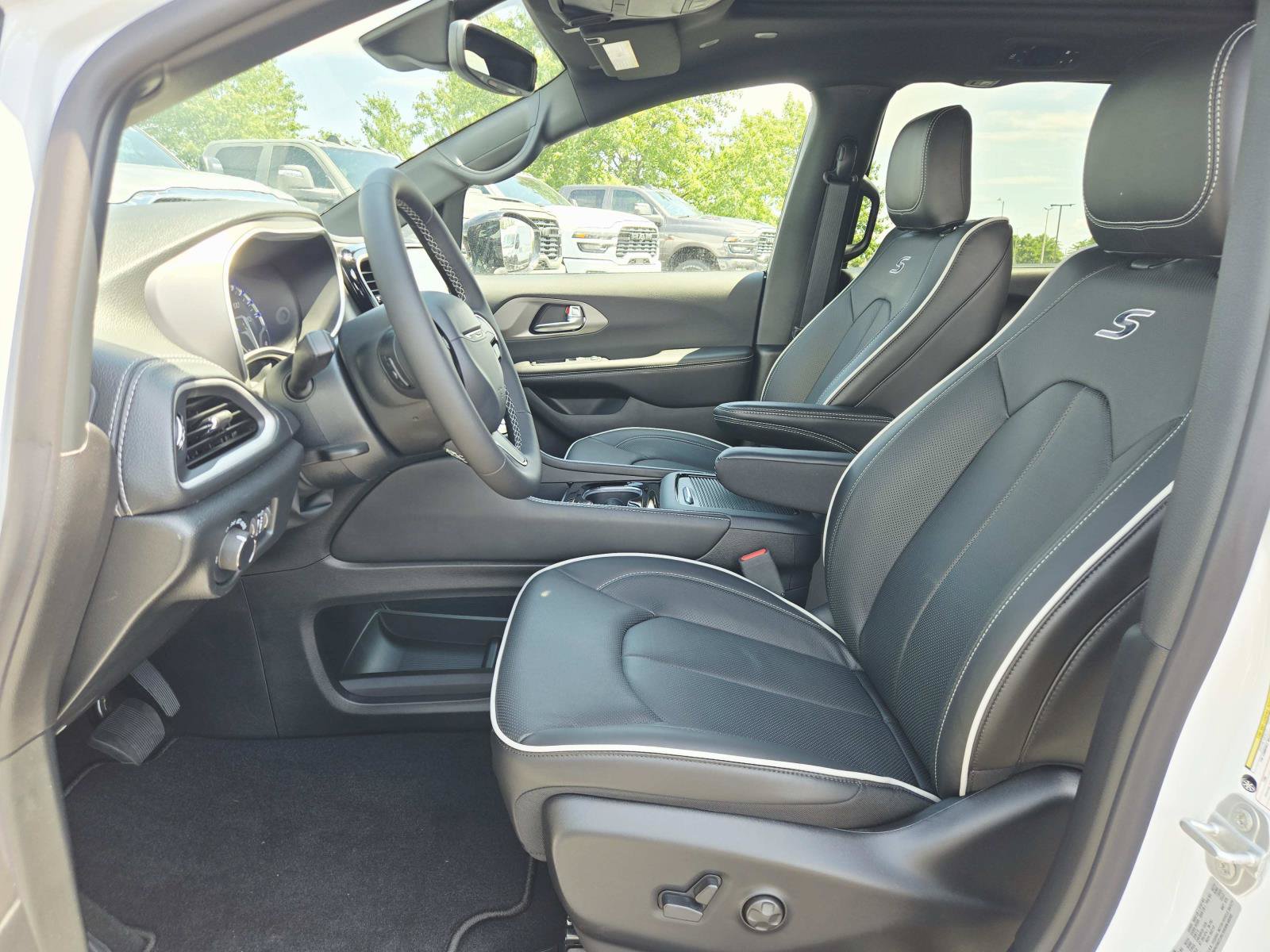 New 2027 Chrysler Pacifica Limited FWD image 13