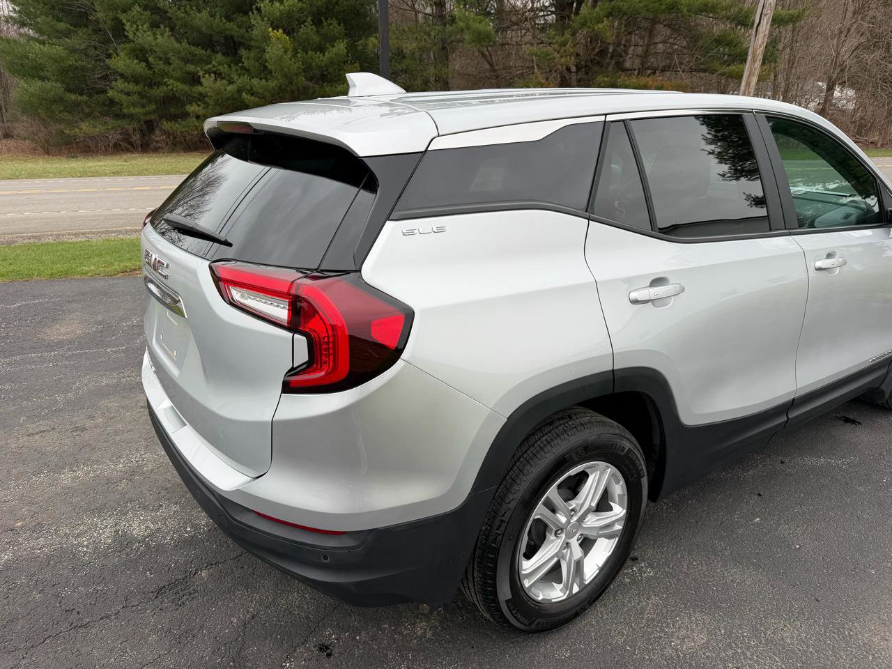 Used 2022 GMC Terrain SLE image 17