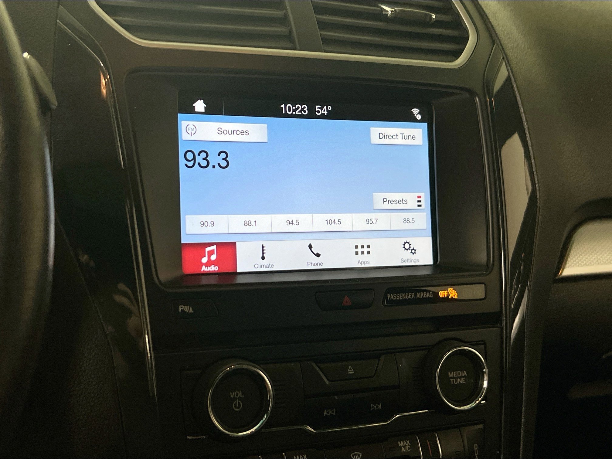 Used 2017 Ford Explorer XLT w/ Equipment Group 202A AWD/4WD image 14