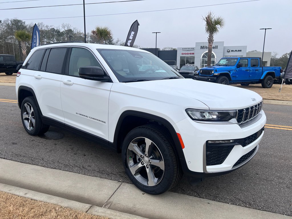 New 2026 Jeep Grand Cherokee Limited w/ Luxury Tech Group II RWD image 2