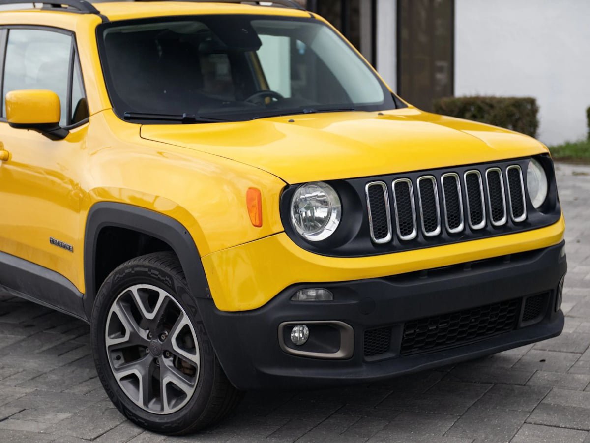 Used 2016 Jeep Renegade Latitude w/ Popular Equipment Group AWD/4WD image 3
