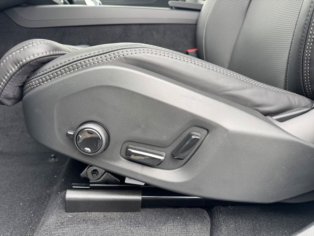 New 2026 Volvo XC60 T8 Ultra w/ Protection Package Premier AWD/4WD image 12