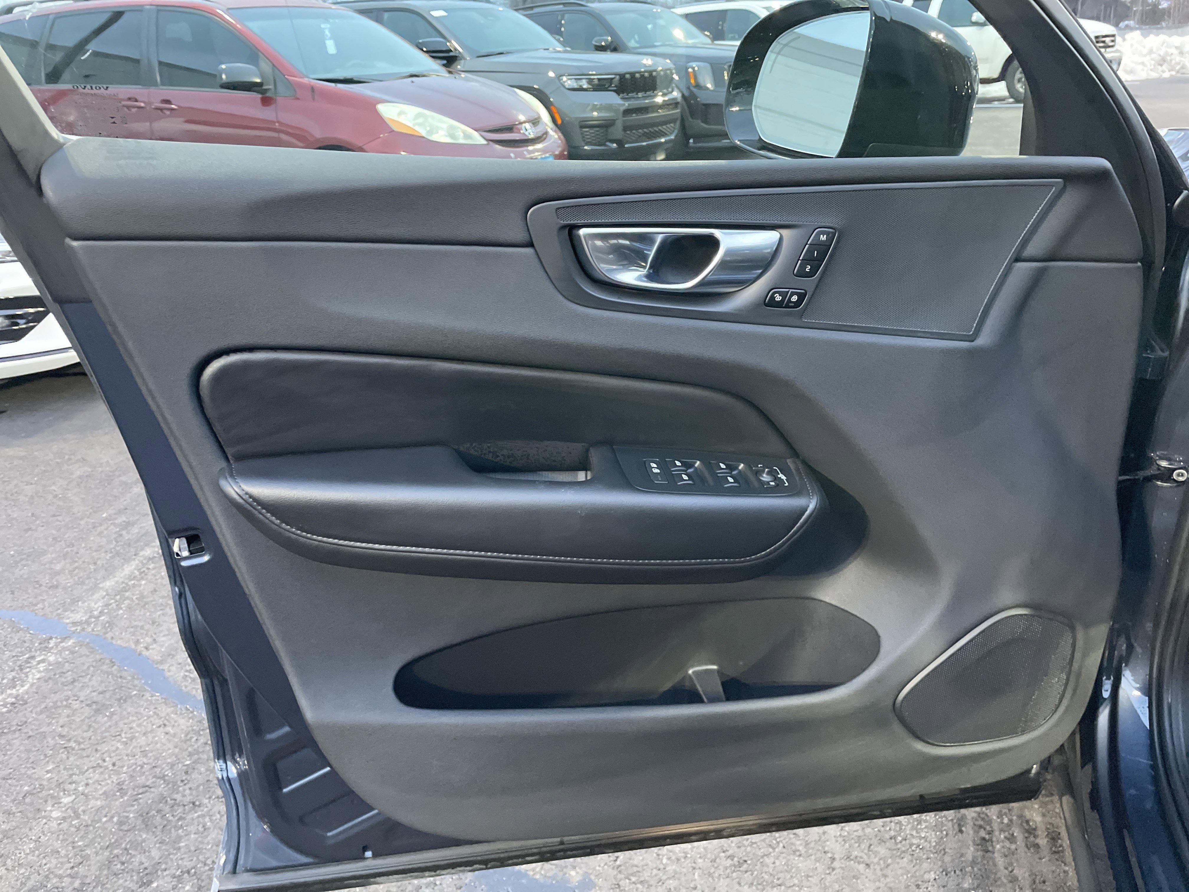 Used 2025 Volvo XC60 B5 Plus image 39