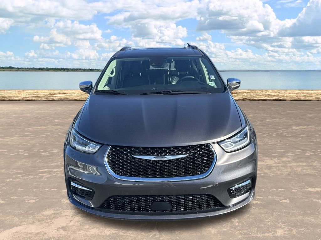 Used 2022 Chrysler Pacifica Limited w/ Uconnect Theater Family Group image 13