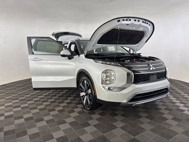 Used 2025 Mitsubishi Outlander SE image 14
