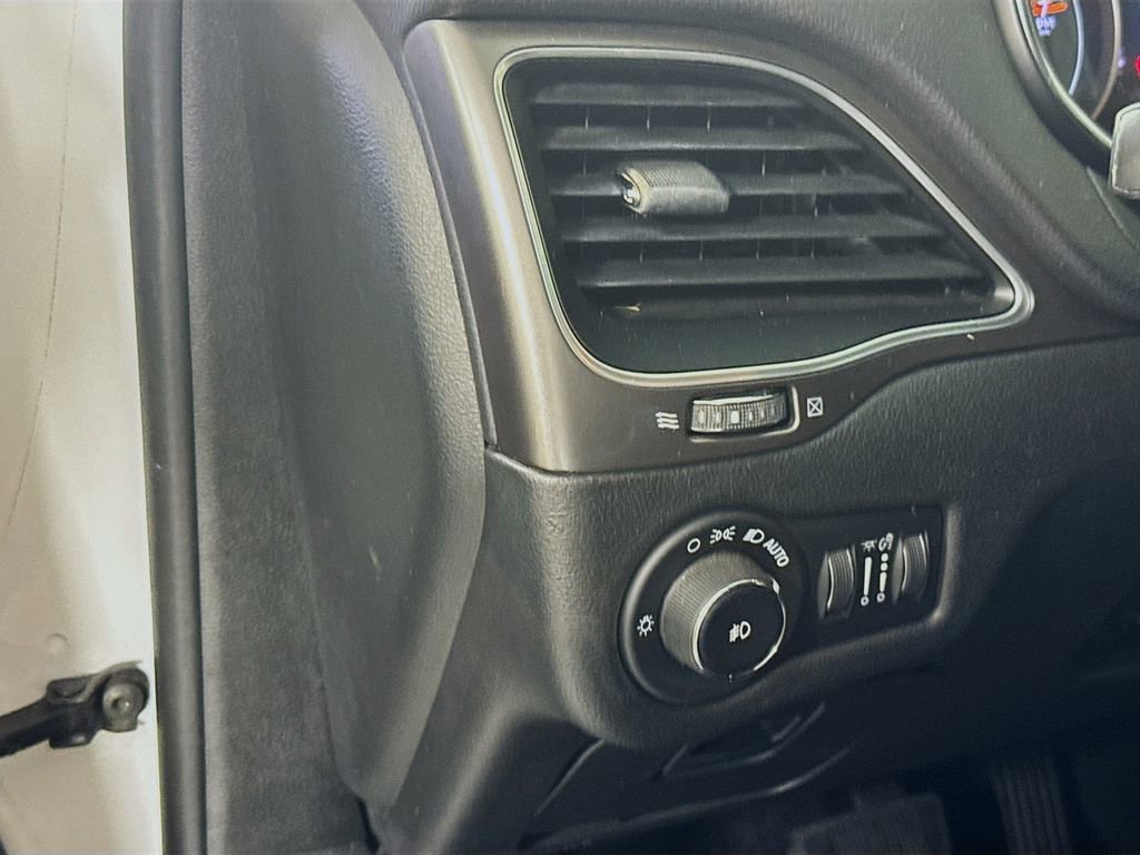 Used 2019 Jeep Cherokee Latitude Plus image 10