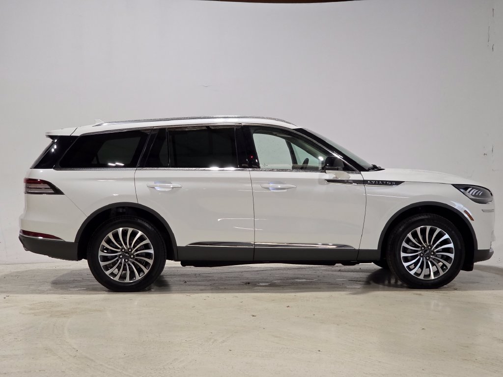 Used 2024 Lincoln Aviator AWD w/ Premium Package image 4