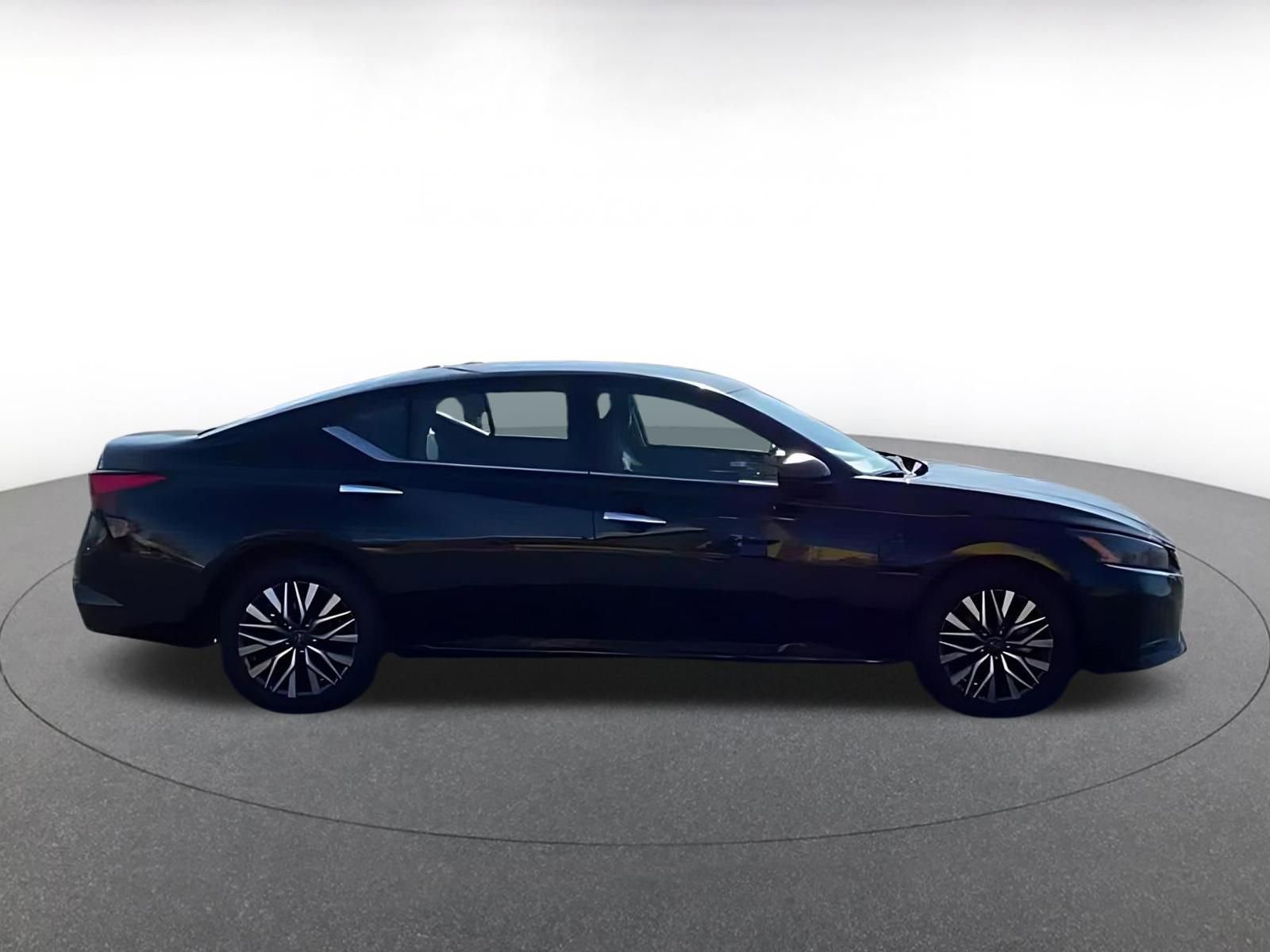 Used 2025 Nissan Altima 2.5 SV image 10