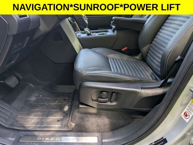 Used 2023 Land Rover Discovery S image 13