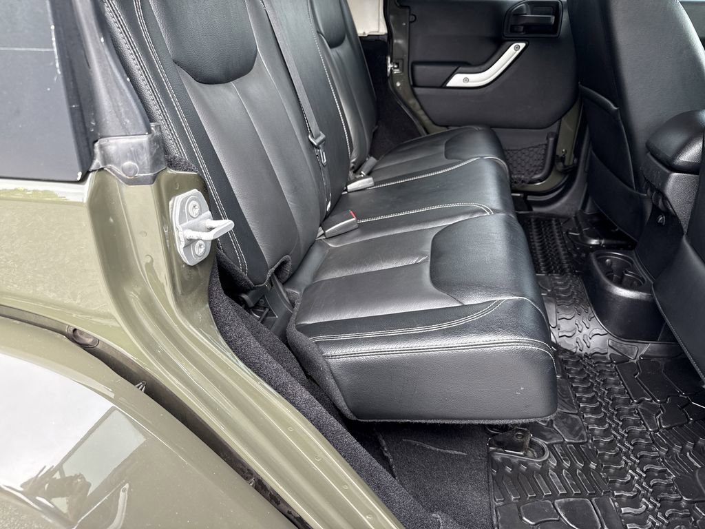 Used 2016 Jeep Wrangler Unlimited Sahara w/ Dual Top Group AWD/4WD image 18