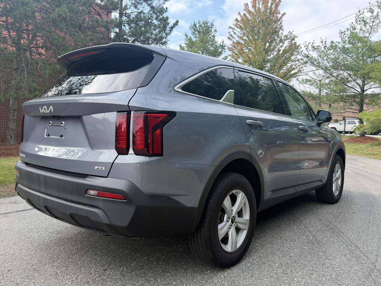Used 2023 Kia Sorento LX AWD/4WD image 5
