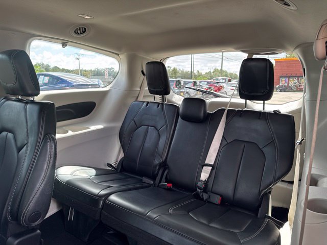 Used 2023 Chrysler Pacifica Touring-L FWD image 18