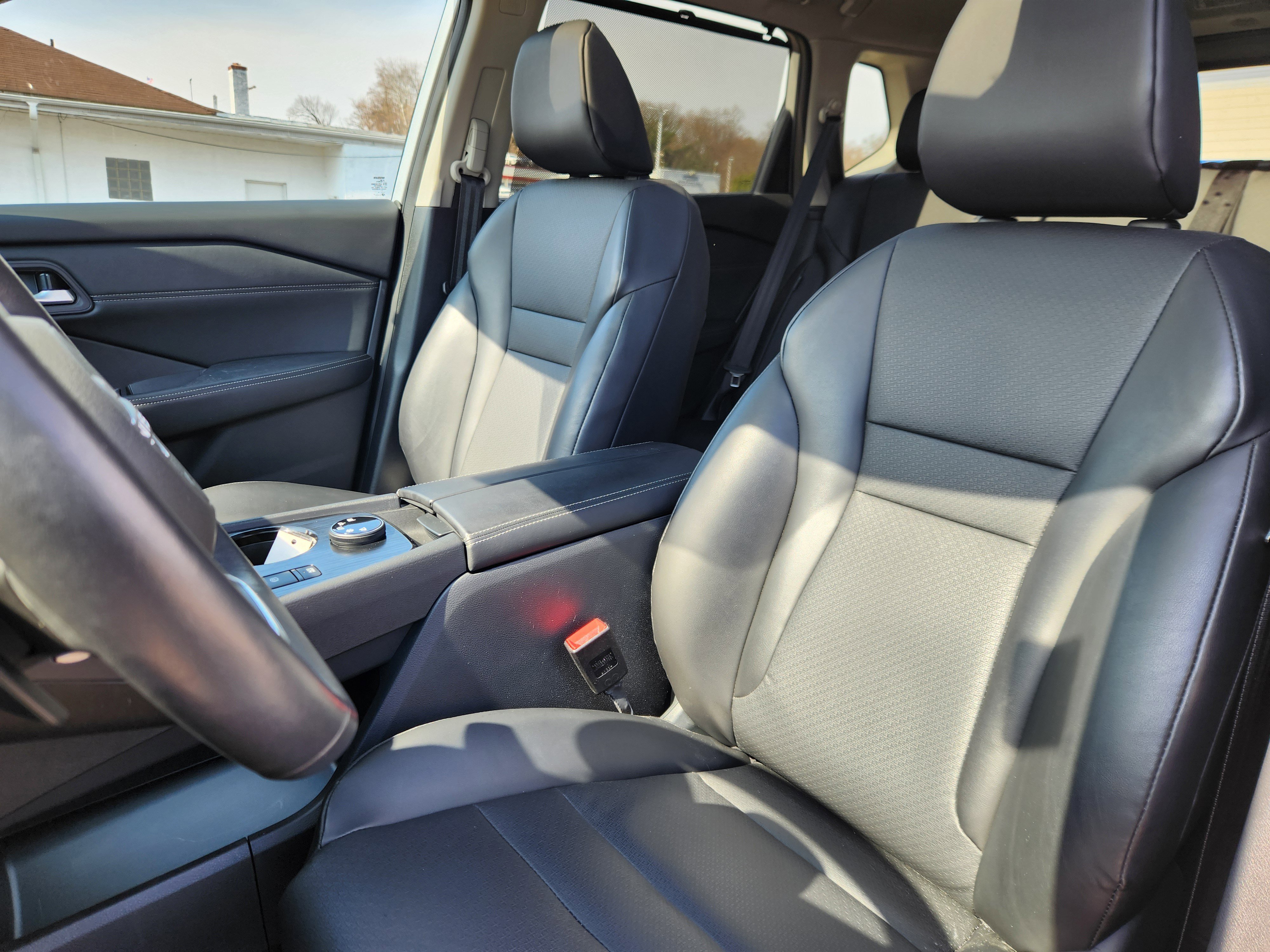 Used 2024 Nissan Rogue SV w/ SV Premium Package image 7