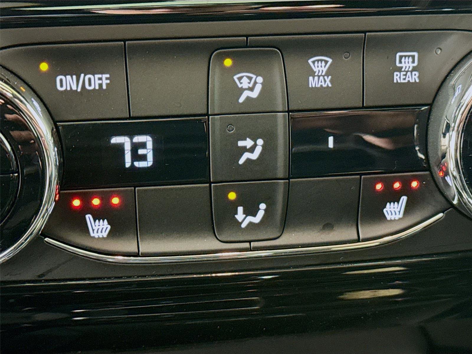 Used 2025 Chevrolet Trax RS w/ Sunroof Package FWD image 16