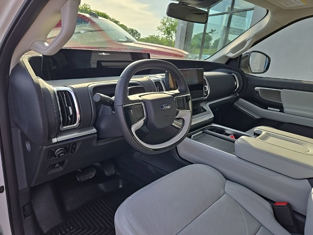 Used 2025 Ford Expedition Platinum w/ Driver's Package AWD/4WD image 36