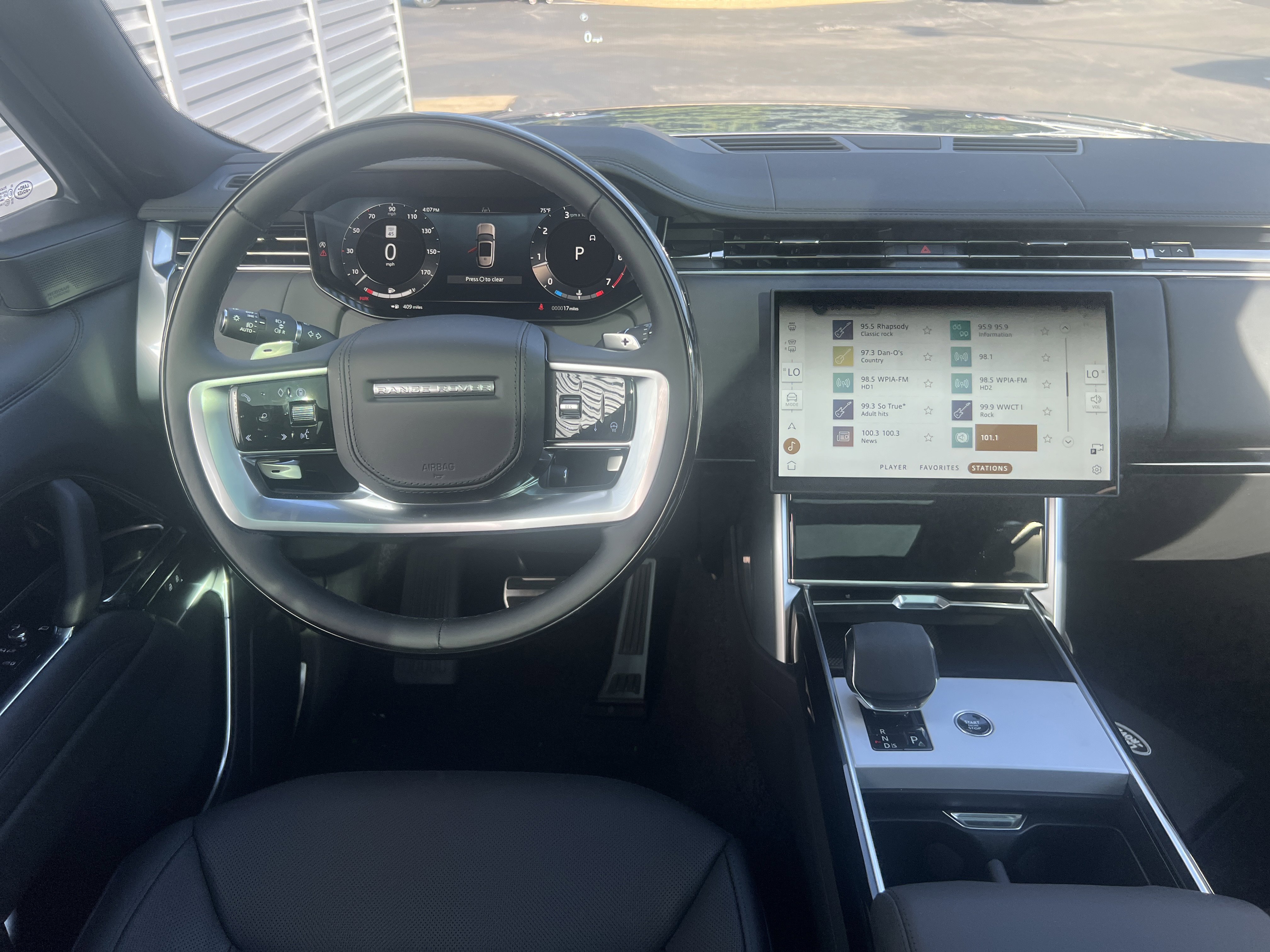 New 2025 Land Rover Range Rover Long Wheelbase SE image 9