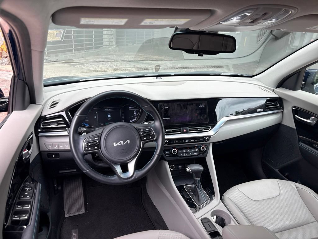 Certified 2022 Kia Niro Touring Special Edition FWD image 10