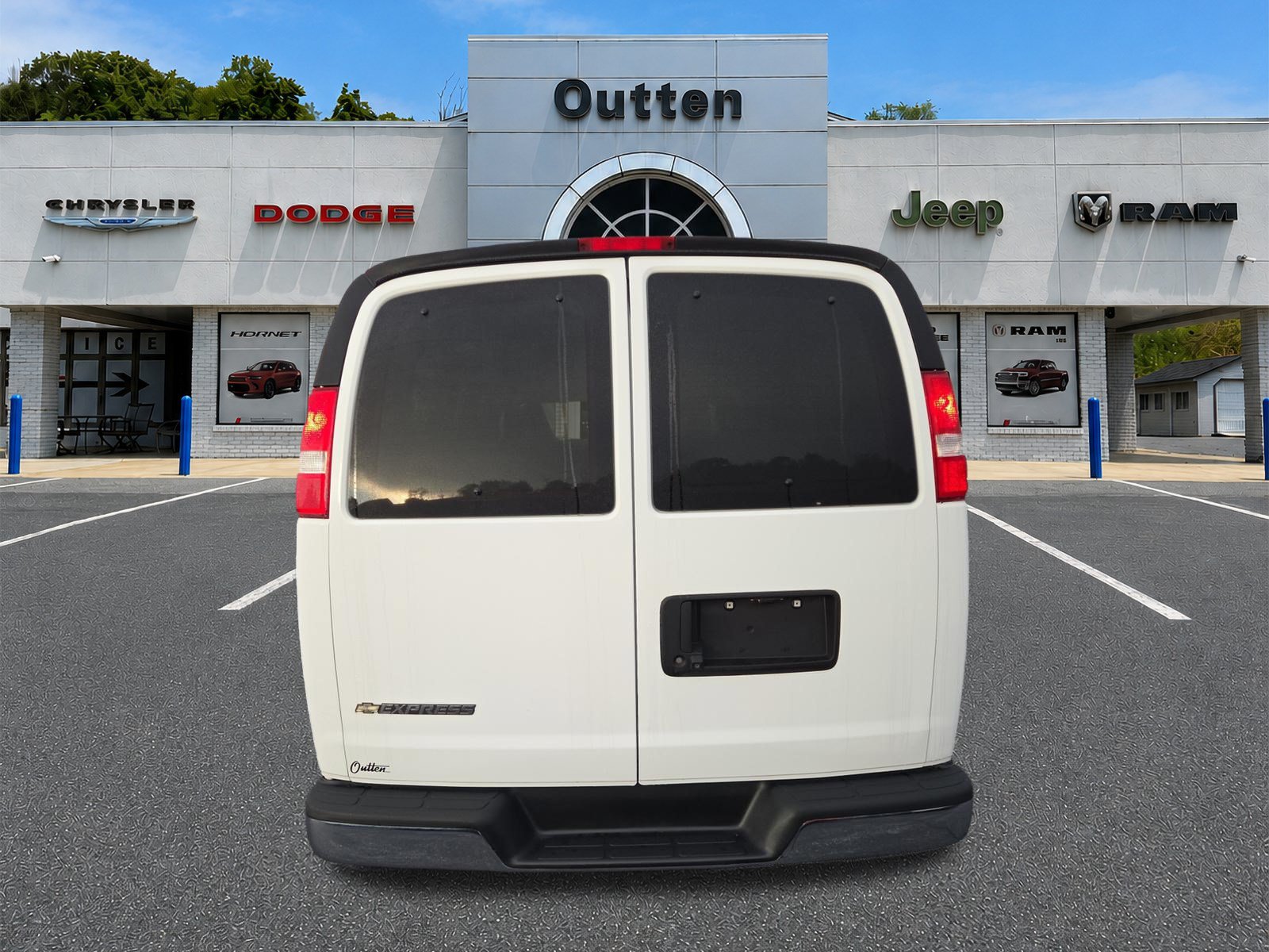 Used 2020 Chevrolet Express 3500 LT w/ LT Preferred Equipment Group RWD image 5