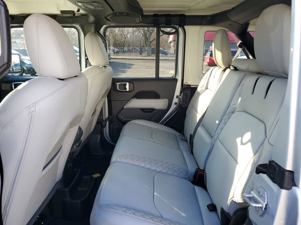 Used 2023 Jeep Wrangler Unlimited Sahara image 25