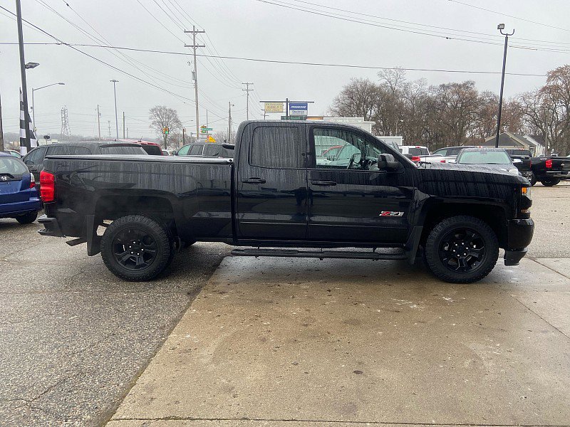 Used 2018 Chevrolet Silverado 1500 LT w/ Midnight Edition image 5