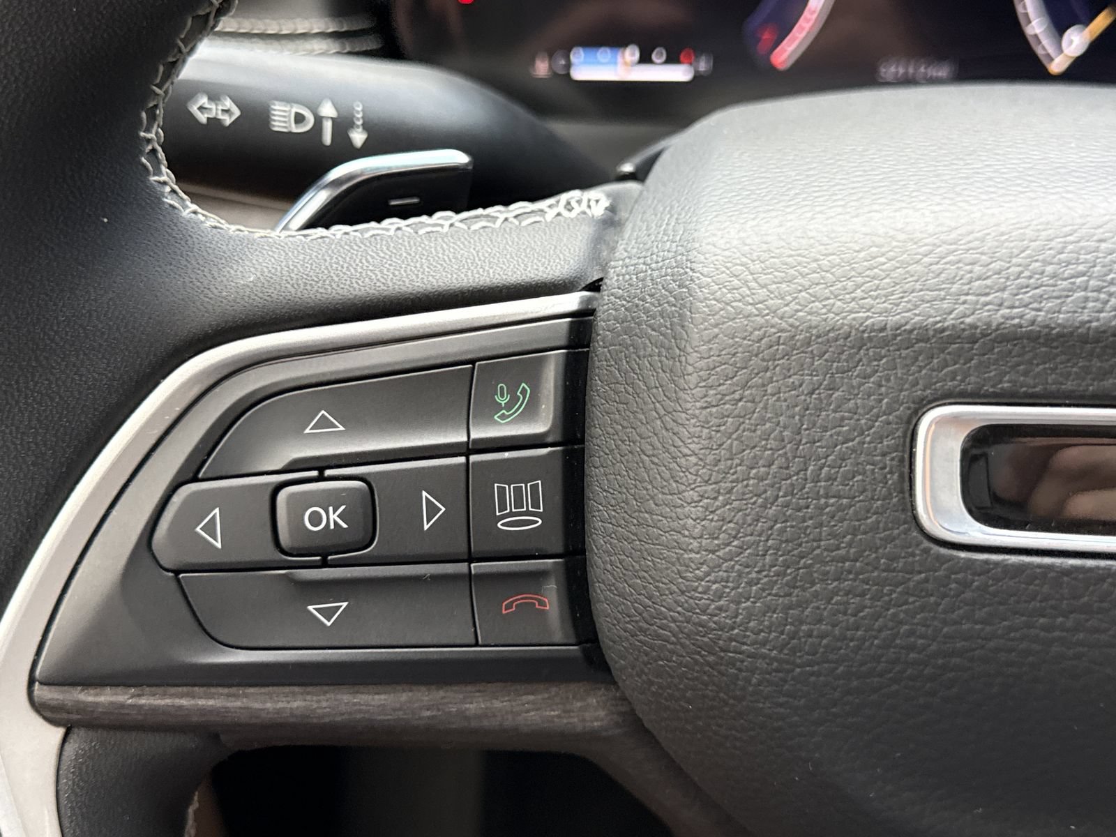 Used 2023 Jeep Grand Cherokee Limited w/ Luxury Tech Group II RWD image 20