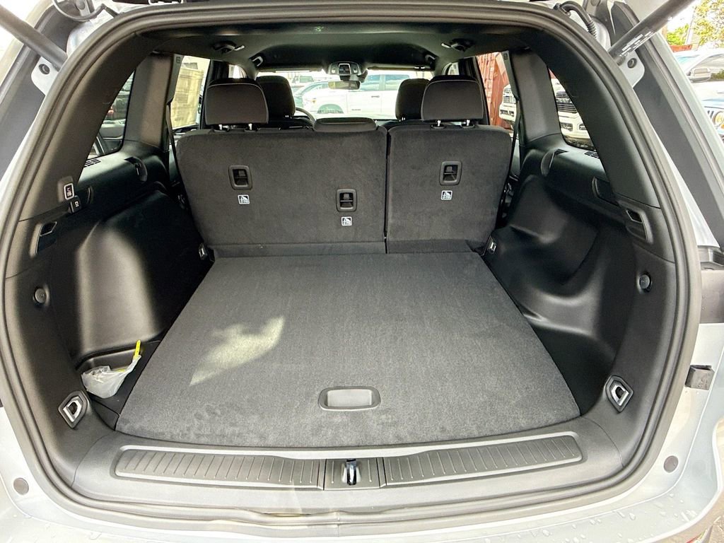 New 2025 Jeep Grand Cherokee Laredo w/ Luxury Tech Group I RWD image 27