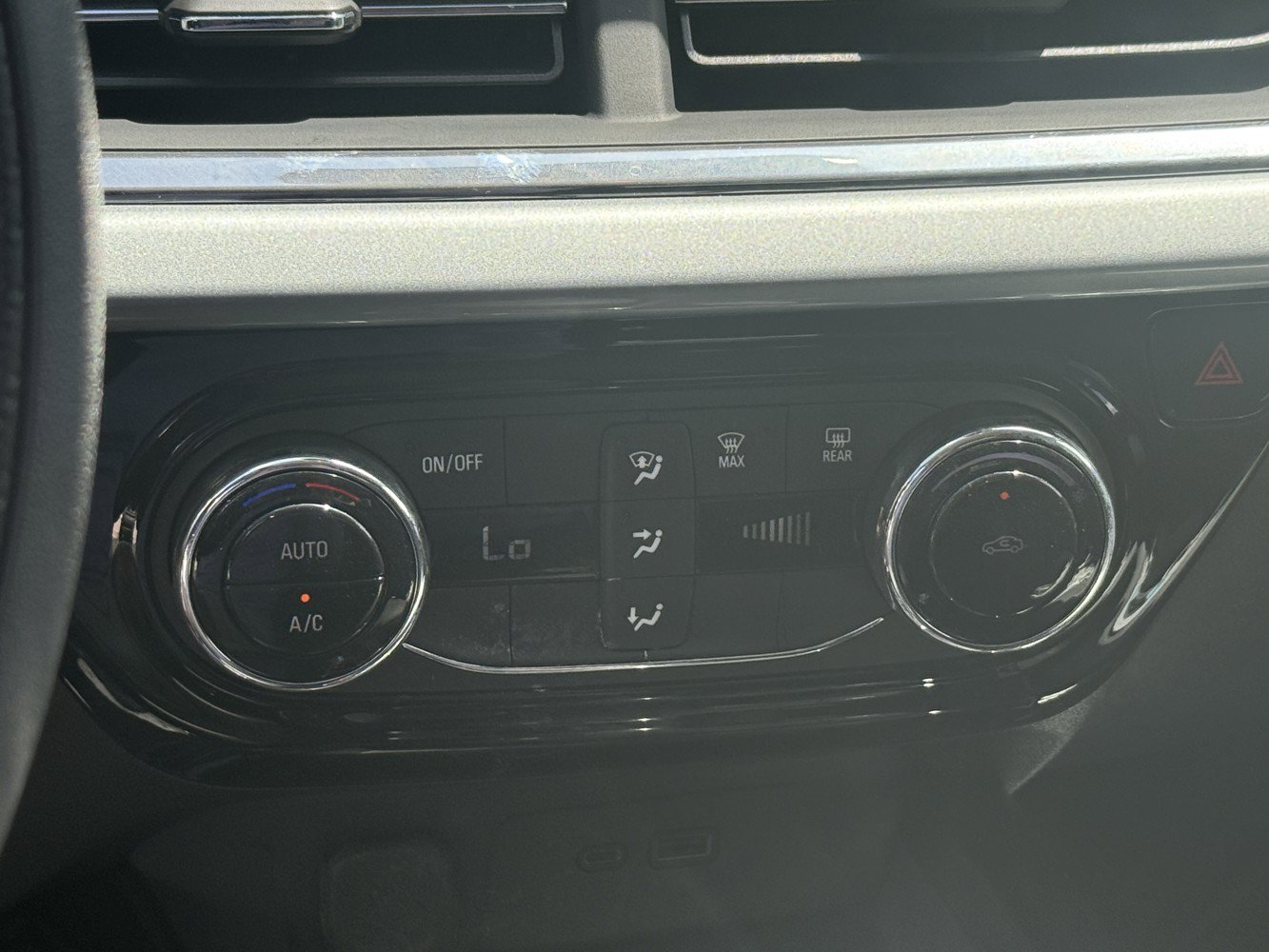 Used 2025 Chevrolet Trax LT FWD image 13