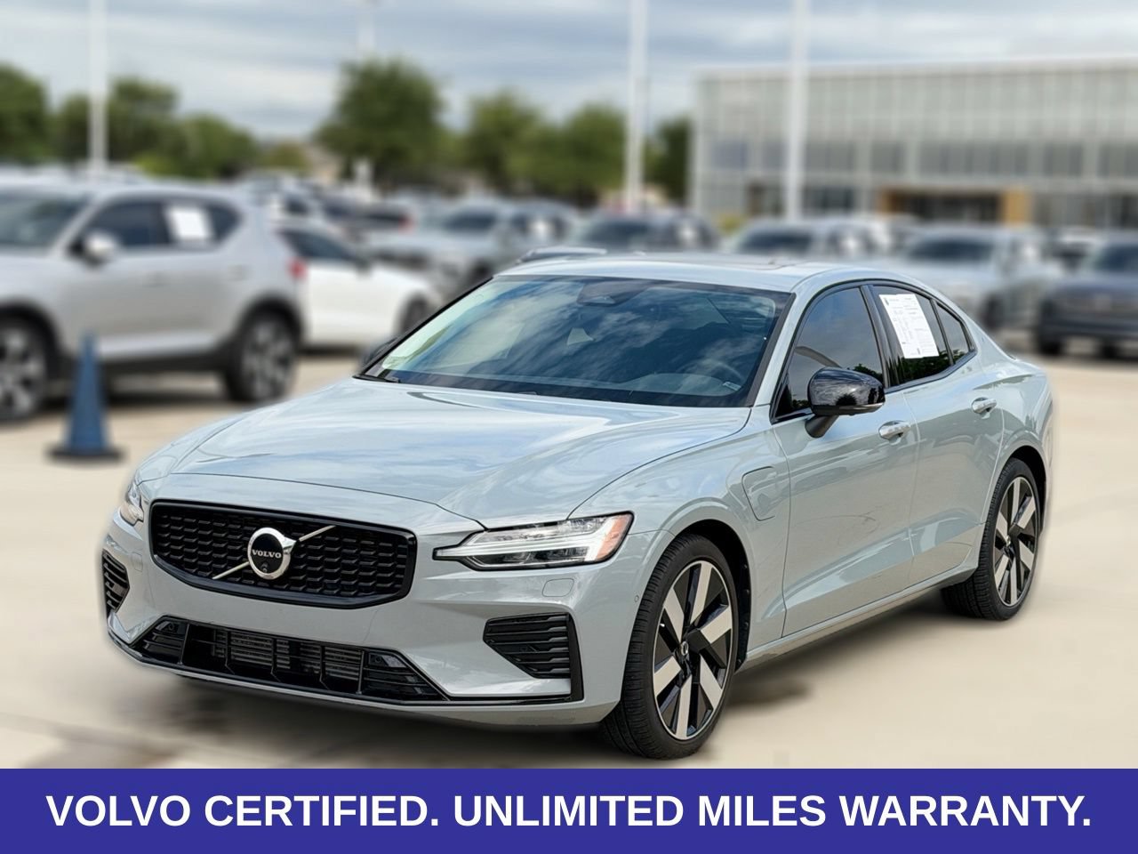 Certified 2025 Volvo S60 T8 Plus w/ Climate Package AWD/4WD image 4