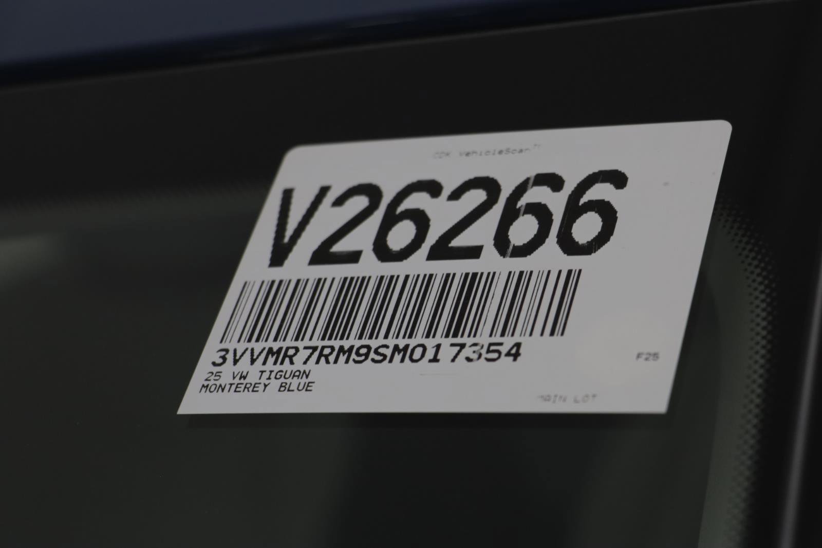 Used 2025 Volkswagen Tiguan SE w/ Panoramic Sunroof Package image 23