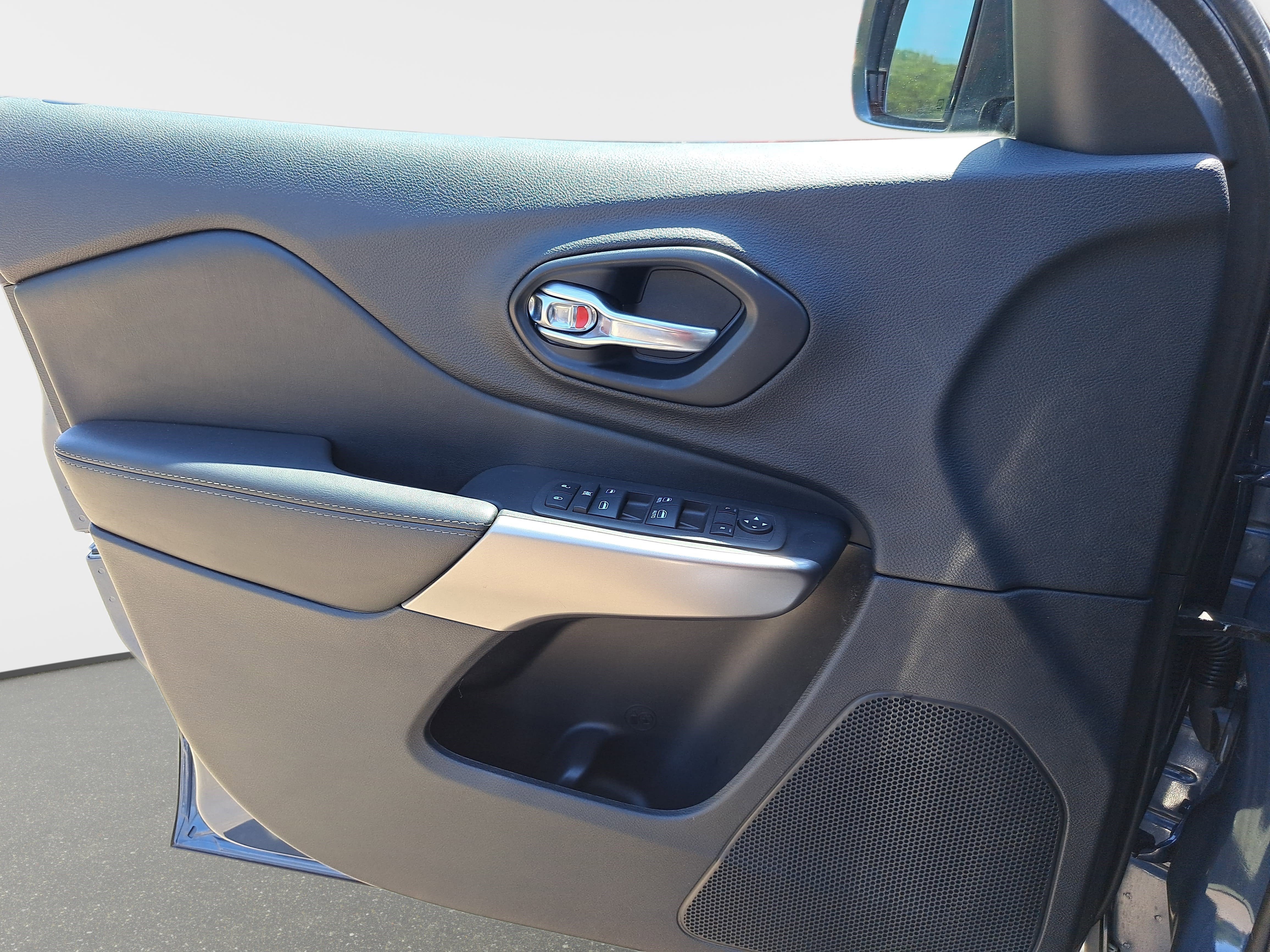 Used 2022 Jeep Cherokee Latitude Lux w/ Sun & Sound Group FWD image 25