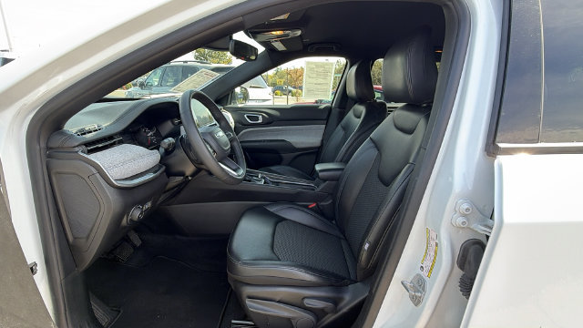 Used 2025 Jeep Compass Latitude AWD/4WD image 32