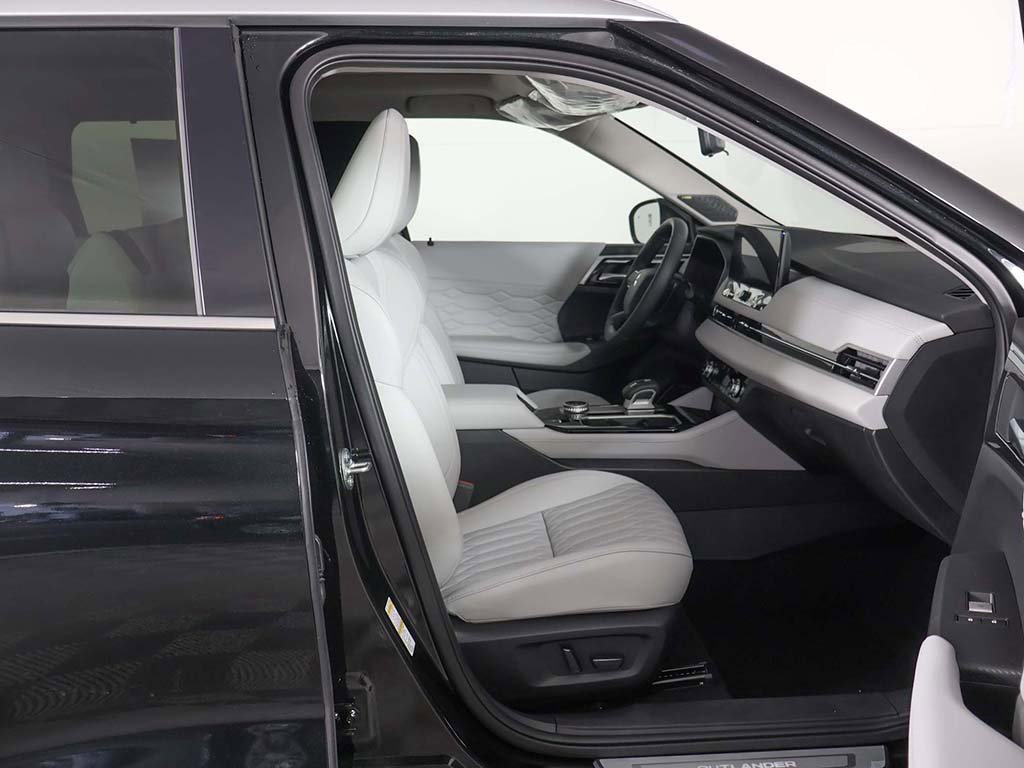 New 2025 Mitsubishi Outlander AWD image 36
